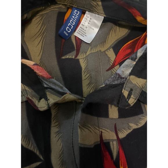 Men's Button Down Short Sleeved Collared Shirt - Picture 3 of 3